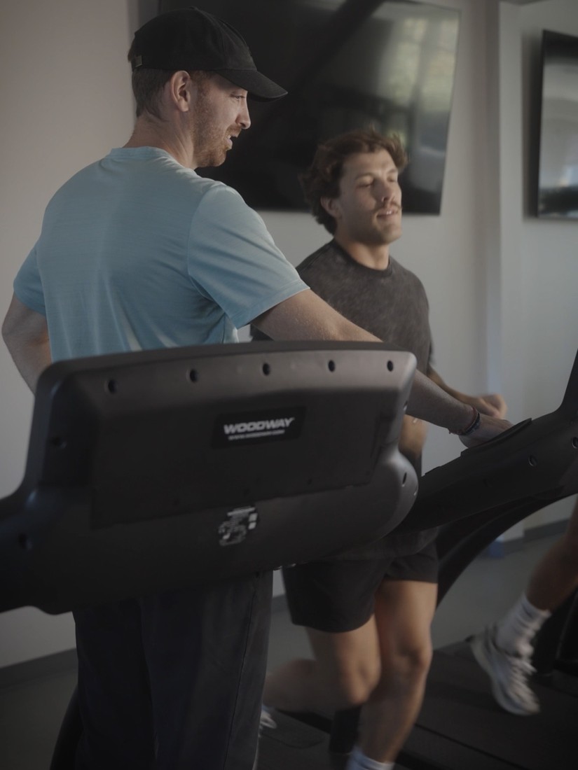 Matt Chaus coaching a runner on a treadmill at Twenty One Run in South Jordan, UT